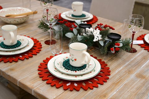 Vajilla navideña decorativa sobre la mesa