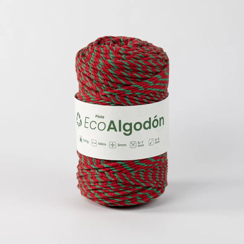 Bola de hilo de algodón retorcido rojo y verde con etiqueta Eco Algodón sobre fondo blanco