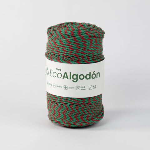 Rollo de hilo Eco Algodón con fibra retorcida verde y roja sobre fondo blanco