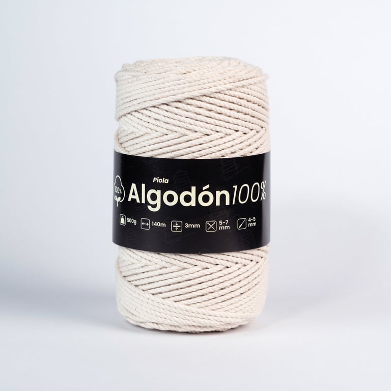 Roll of cream-colored Algodón 100% cotton yarn with black product label on white background