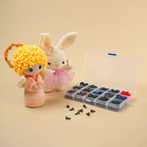 Dos animales de peluche tejidos a crochet junto a una caja de almacenamiento abierta llena de cuentas de colores sobre un fondo beige