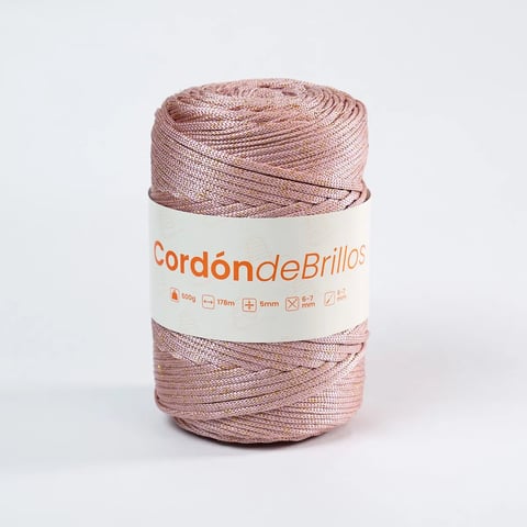 Rollo de cordón de brillos rosa brillante con etiqueta de producto sobre fondo blanco